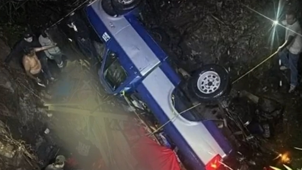 Camioneta con peregrinos cae a barranco y deja tres muertos en carretera Ocuilan-Malinalco