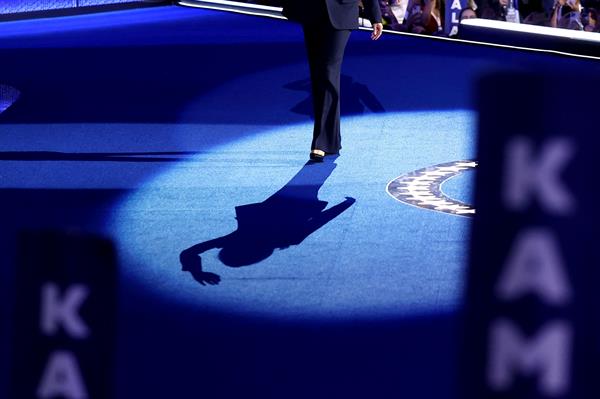 La candidata demócrata, Kamala Harris, proyecta su sombra mientras se prepara para pronunciar su discurso en la CND | Foto: EFE
