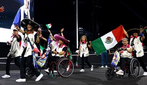 Así fue el desfile de la delegación mexicana en los Juego Paralímpicos de París 2024.