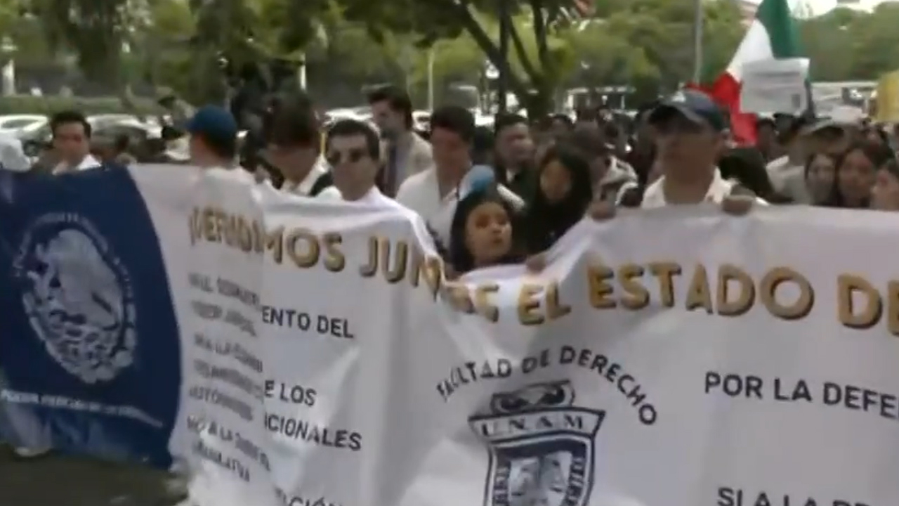Estudiantes de derecho marchan contra reforma judicial en CdMx- Grupo ...
