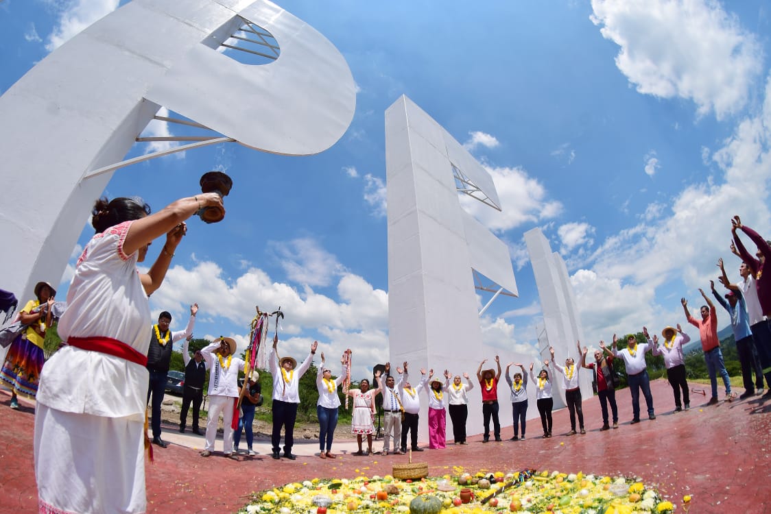 Indígenas de San Idelfonso-Chantepec dieron este reconocieminto a Salvador Jimenez. (Francisco Villeda)