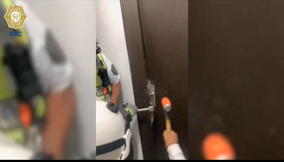 Miembros del ERUM utilizando herramientas especiales (foto:@SSC_CDMX)
