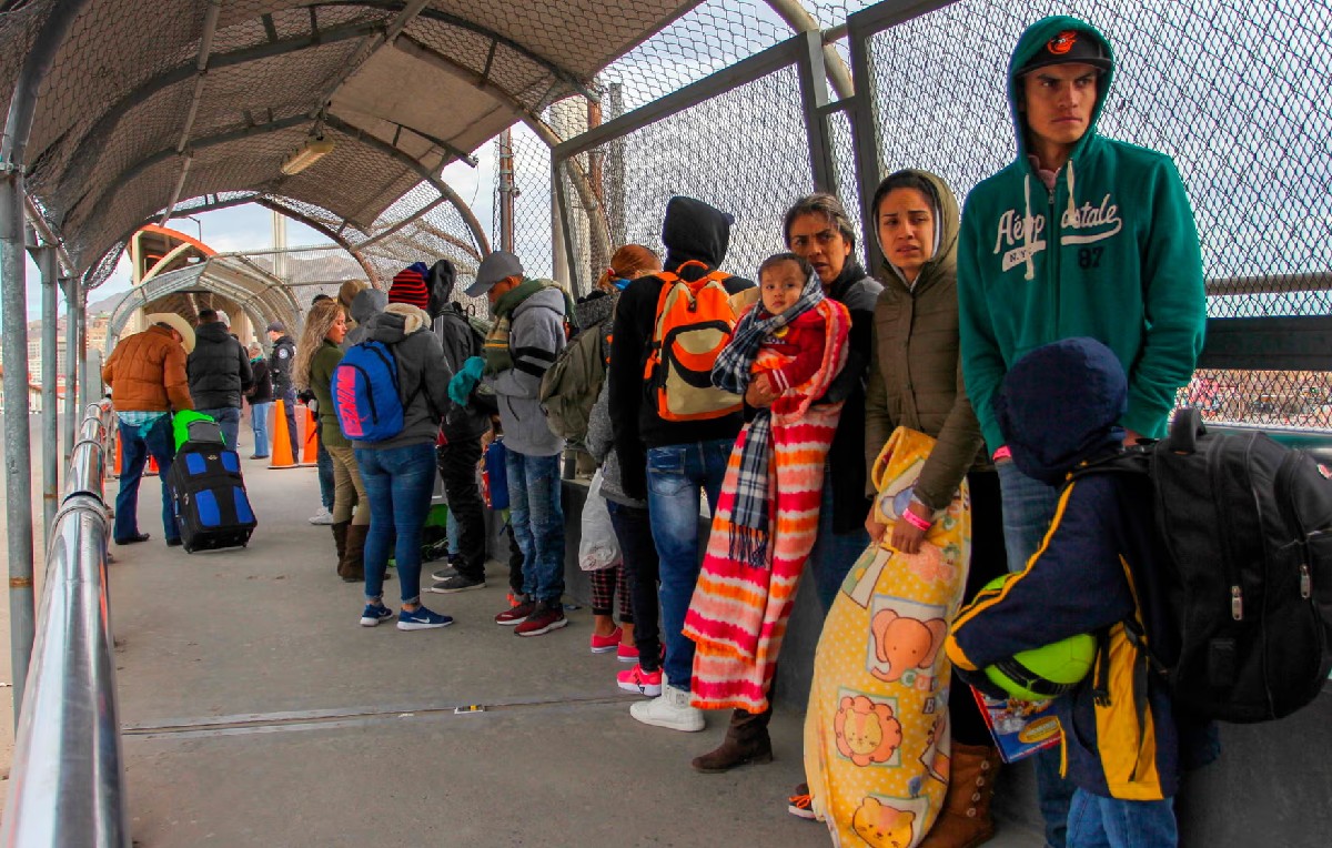 Migrantes esperando ingresar a Estados Unidos por El Paso, Texas (Reuters)