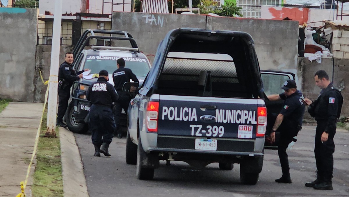 Policías municipales de Tlajomulco acudieron al lugar de asesinato de un hombre (Juan Carlos Munguía)