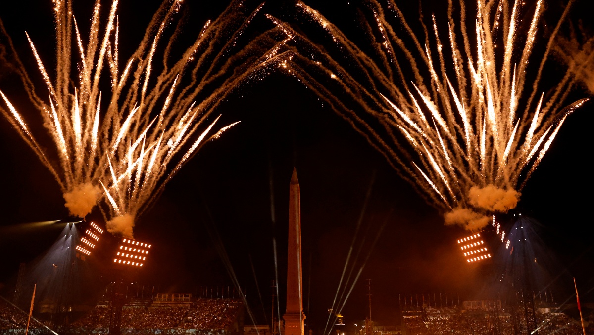 El relevo de la antorcha mientras de fondo el Obelisco de Luxor en la Plaza de la Concordia (Reuters)