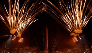 El relevo de la antorcha mientras de fondo el Obelisco de Luxor en la Plaza de la Concordia en la ceremonia de inauguración de los Juegos Paralímpicos de París