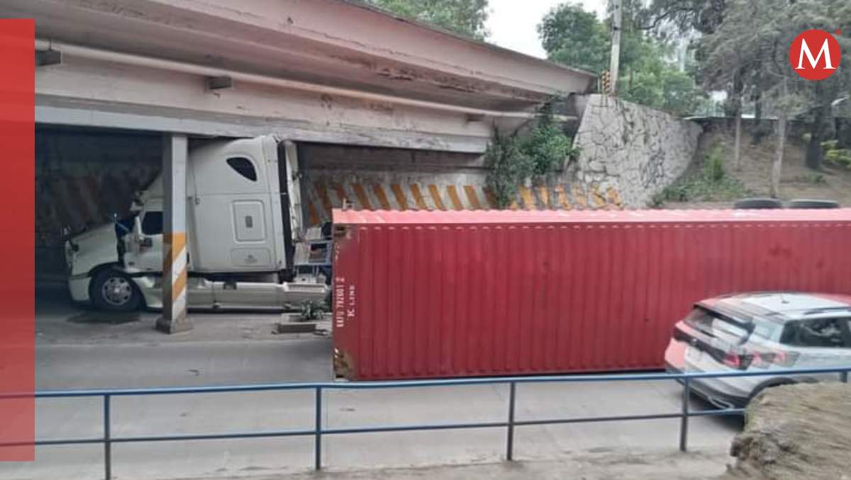 El tráiler que transportaba un contenedor impactó en el puente Chaparro, Naucalpan. Carlos Zaid