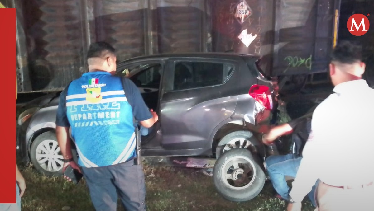 Tren embiste a dos carros en Altamira