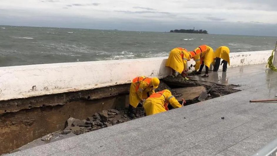 Accidente en Boca del Río: Pipa de agua cae en socavón mientras se realizaban obras de limpieza