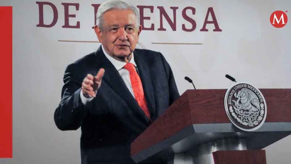 AMLO celebra que Ifigenia Martínez entregue banda presidencial a Sheinbaum