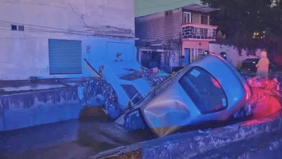 Autoridades retiraron a los autos que fueron arrastrados por el desborde del río Miraflores, en Chalco. Foto: (Especial)