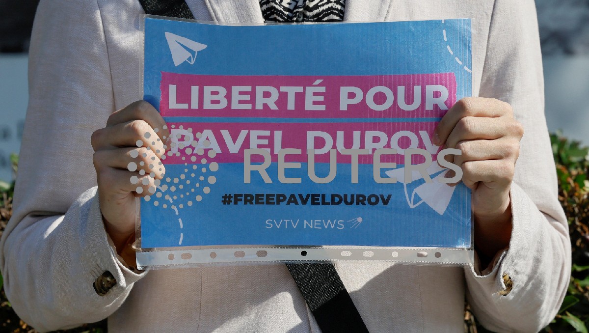 Concentración unipersonal ante la embajada francesa en Moscú tras la detención del director general de Telegram, Pavel Durov. Foto: (Reuters)