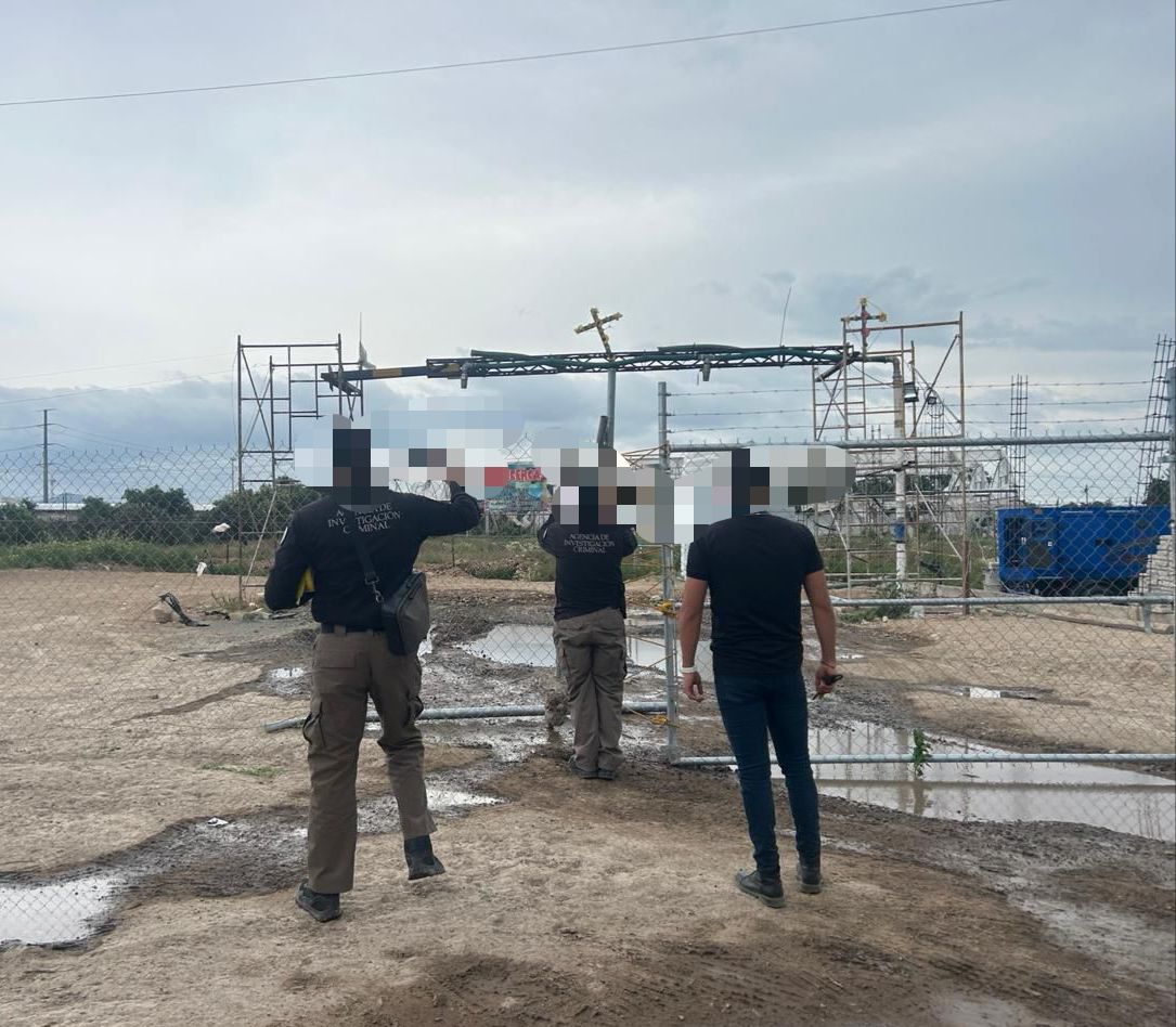 Elementos de la FGR durante el cateo en el inmueble donde se descubrió el pozo ilegal en Hidalgo
