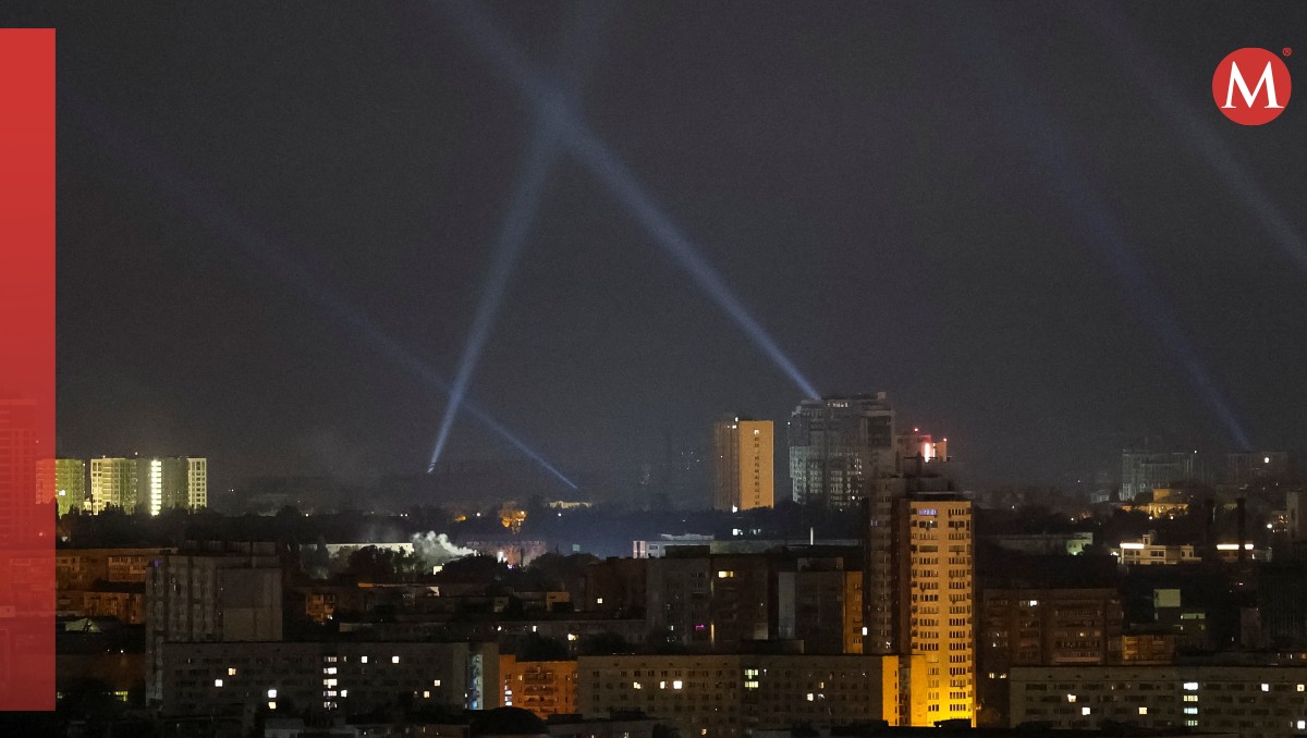 Especialistas utilizan faros de luz para detectar drones rusos. | Reuters