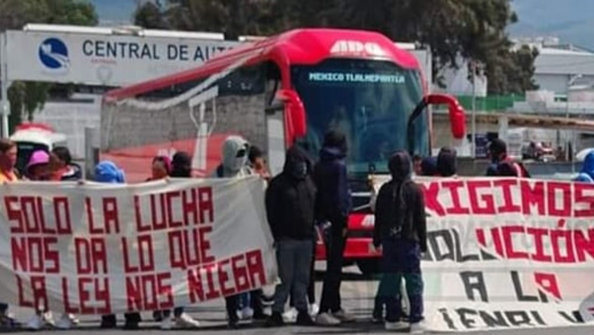 Estudiantes de El Mexe bloquean sobre la central de autobuses.