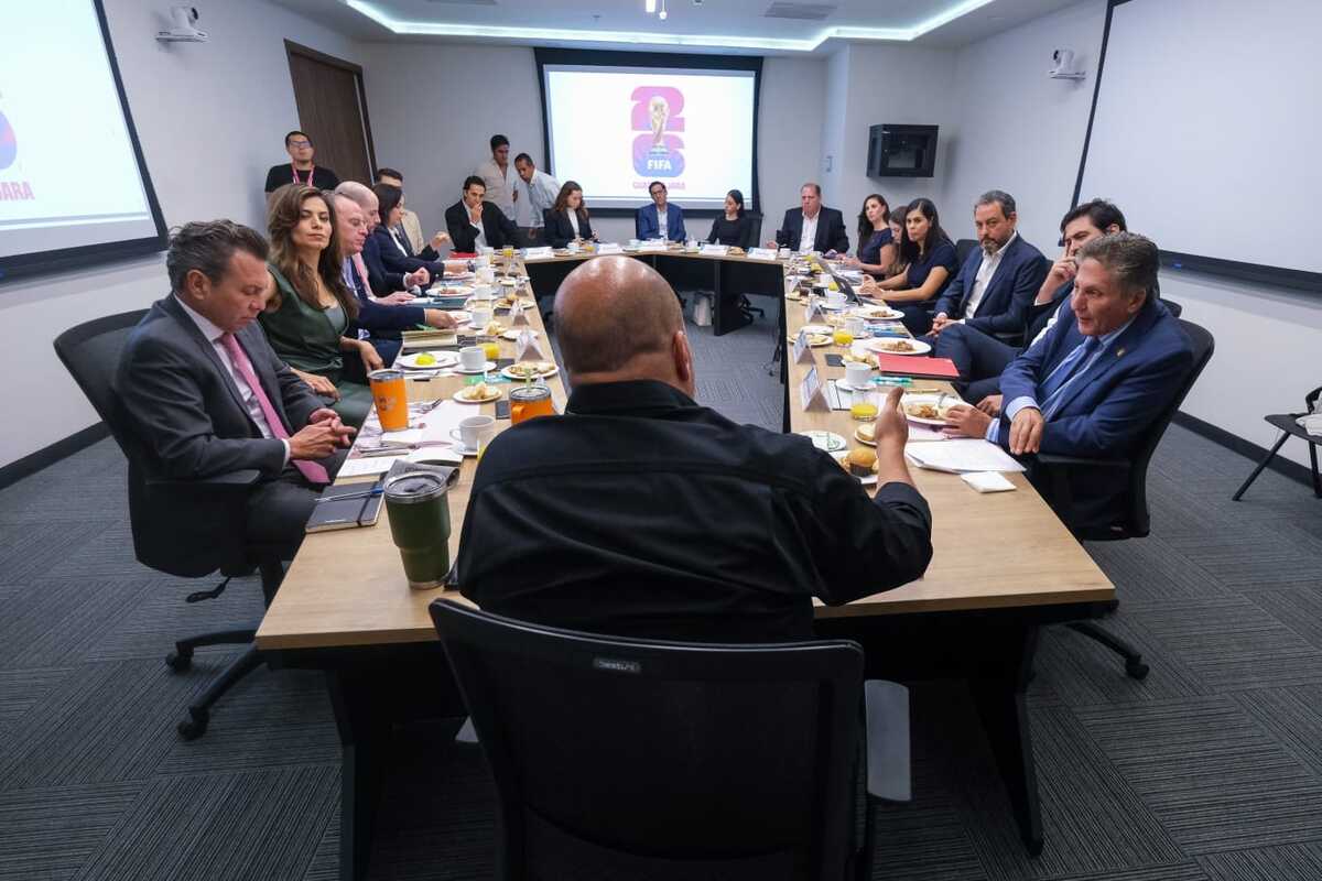 Reunión de Chivas, gobierno de Jalisco y directivos de FIFA. (Cortesía)