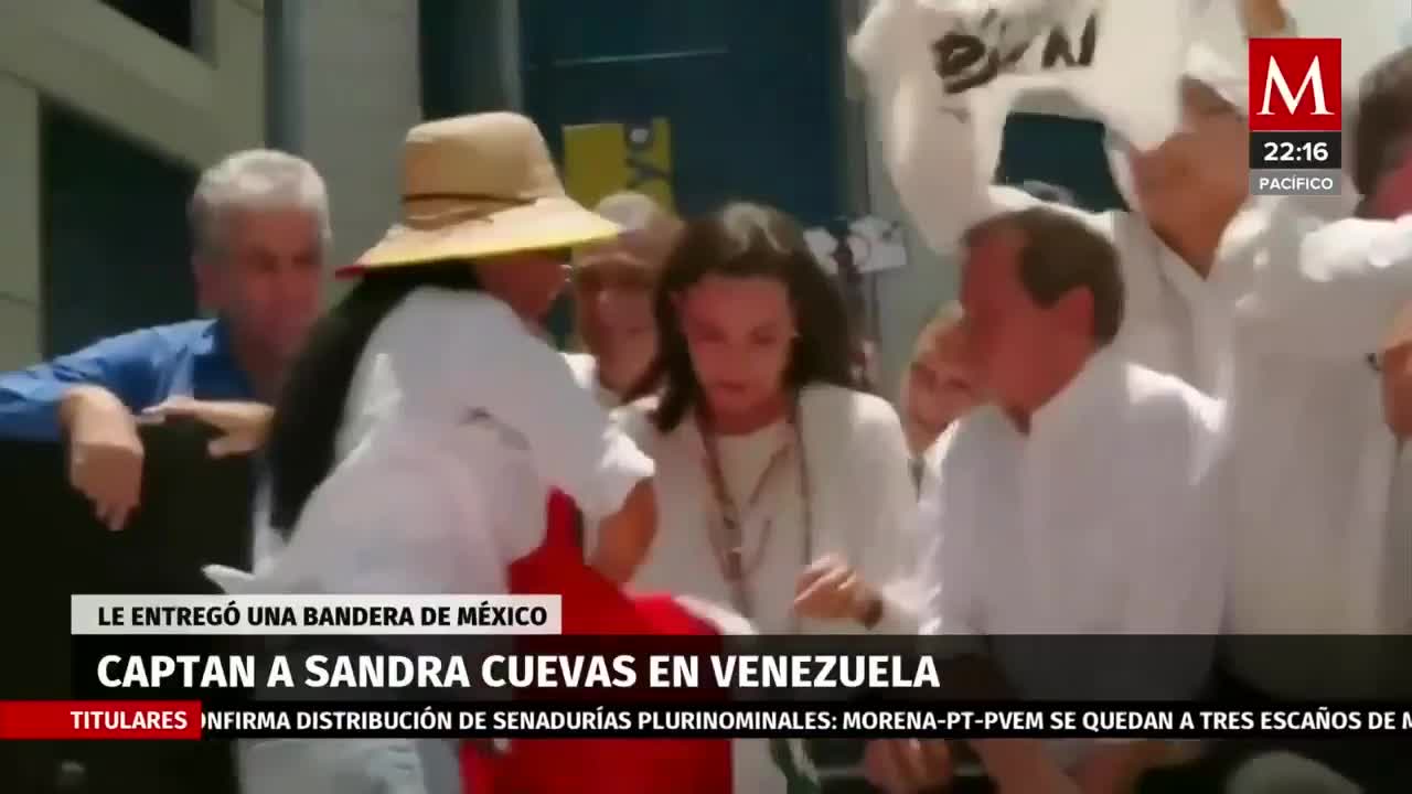 Sandra Cuevas sorprende en Venezuela al entregar bandera mexicana a María Corina Machado