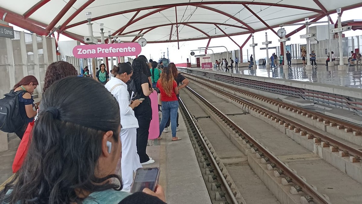 Usuarios de la estación Félix U. Gómez señalaron que el tren se quedó parado antes de llegar al andén / Especial