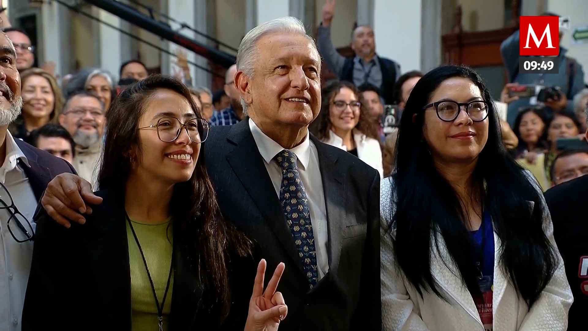 AMLO se toma fotografía con asistentes del primer Encuentro Continental de Periodistas Independientes
