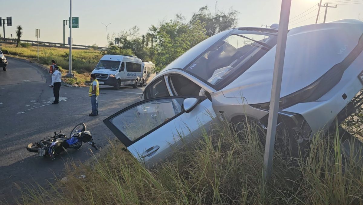 El automóvil involucrado quedó sobre la loma junto a una de las barreras de protección del camino / Fabricio Gallegos.