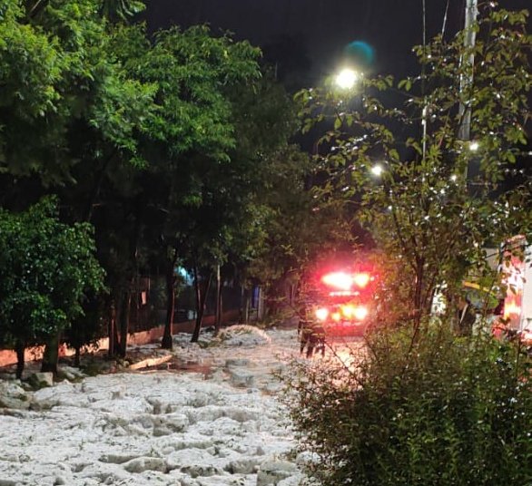 Lluvias dejan granizadas en colonias de Álvaro Obregón. (Foto: @SGIRPC_CDMX)