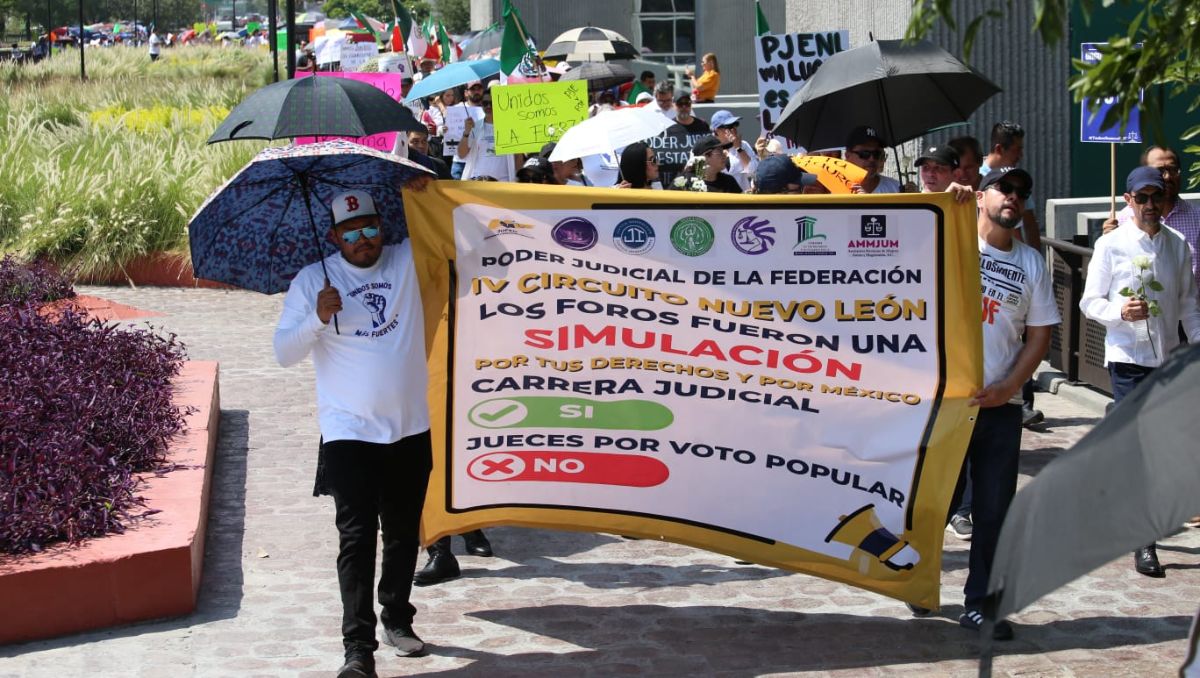 Marchan integrantes del cuarto circuito del Consejo de la Judicatura Federal en el Centro de Monterrey. Foto: Luis Guerra