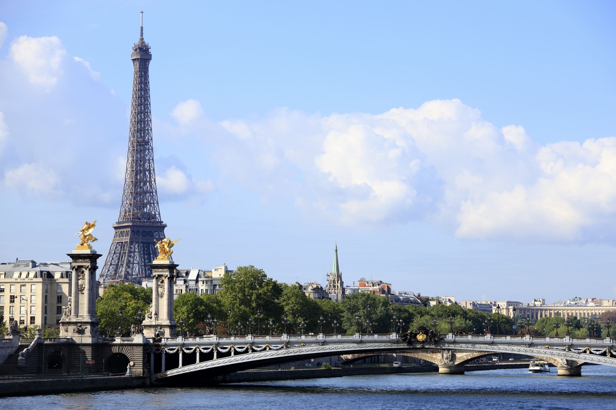 Mireles realizaría un segundo viaje a Francia, pero acompañado de su esposa Alma | Freepik