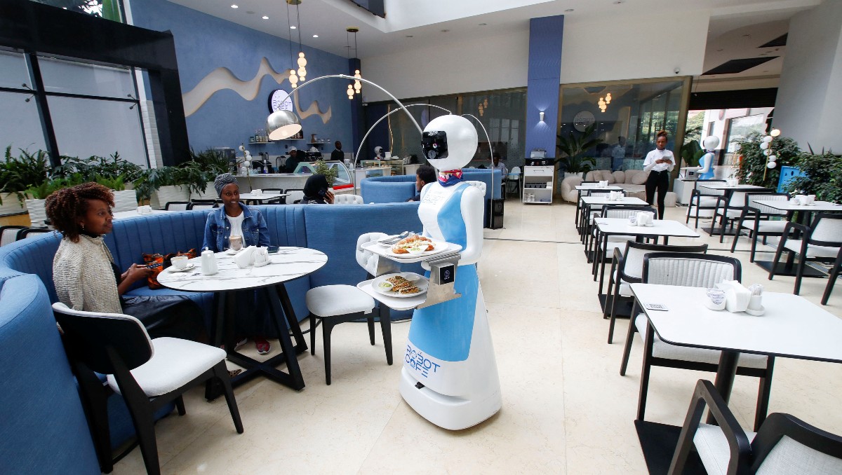 Un robot entrega comida en el Robot Café | Reuters