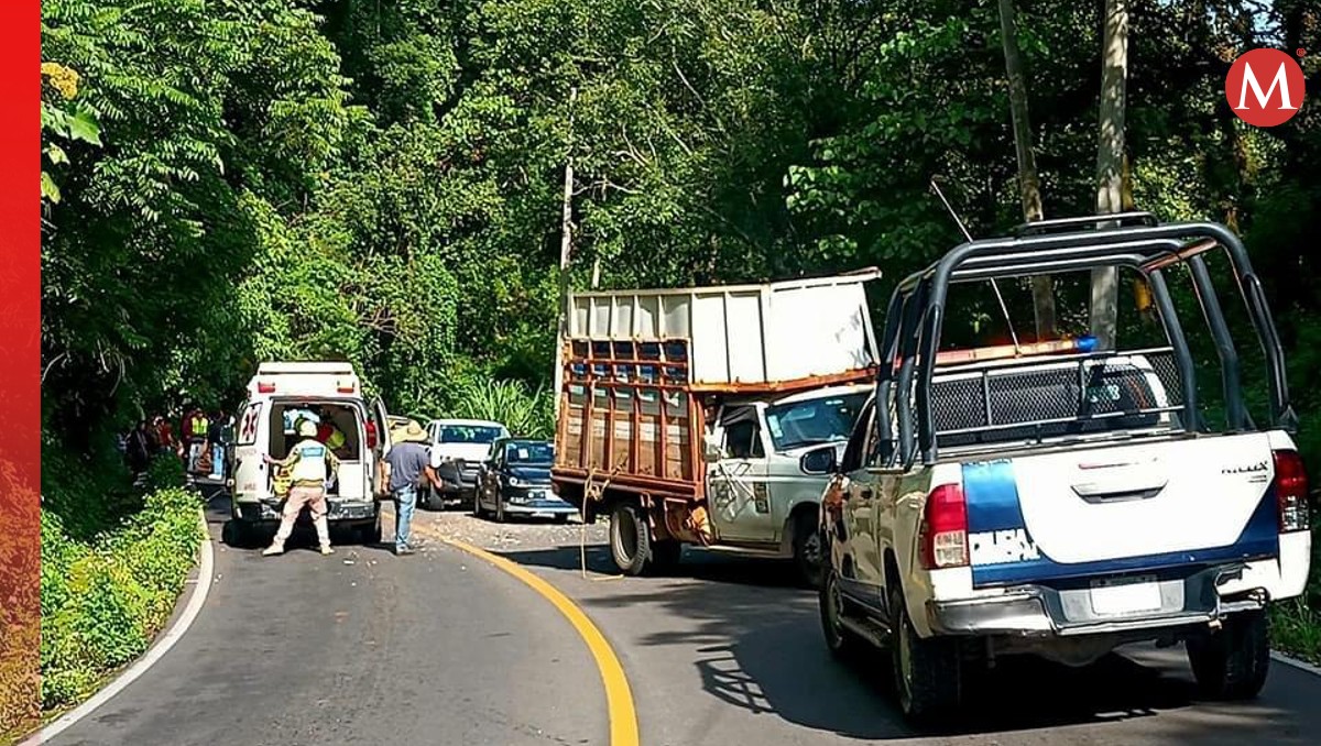 Autobús cae a barranco tras colisión en Veracruz; conductor responsable huye | Especial