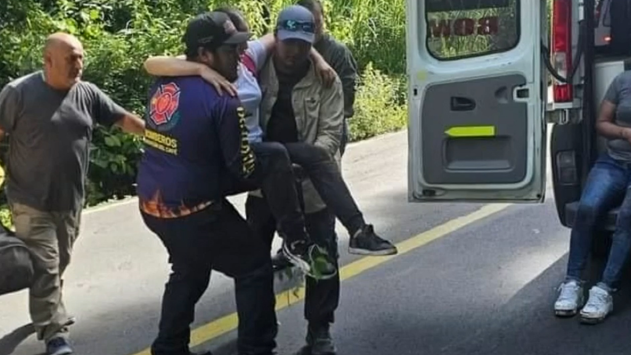 Autobús de pasajeros cae a barranco en Coscomatepec, Veracruz; se reportan varios heridos