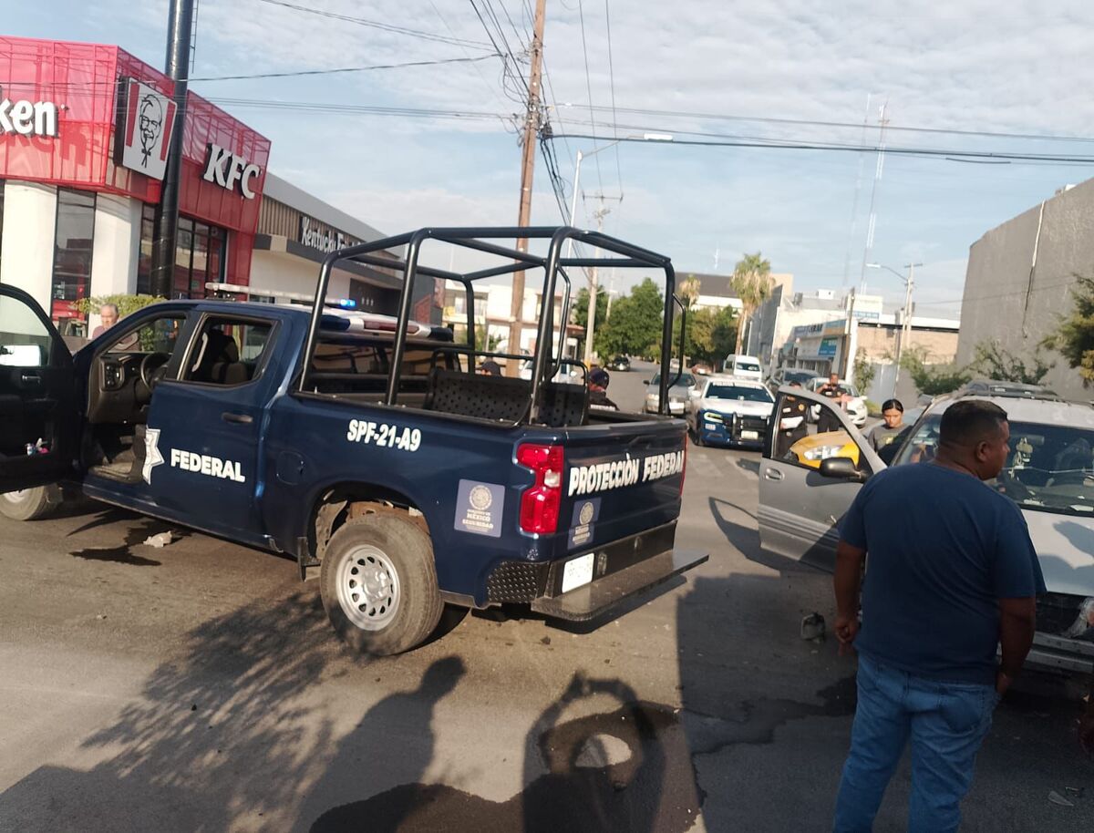 Choque entre patrulla y camioneta en la Colón. | Especial