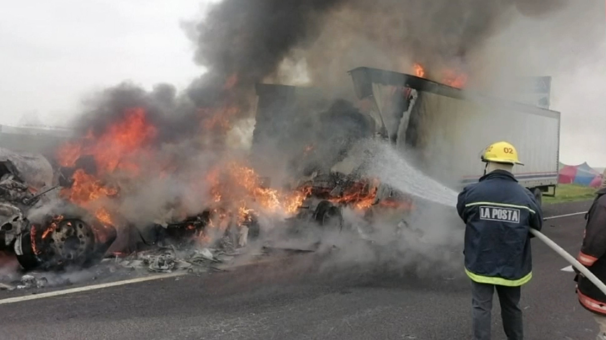 Cierran carretera México-Pachuca por tráiler en llamas; no hay heridos