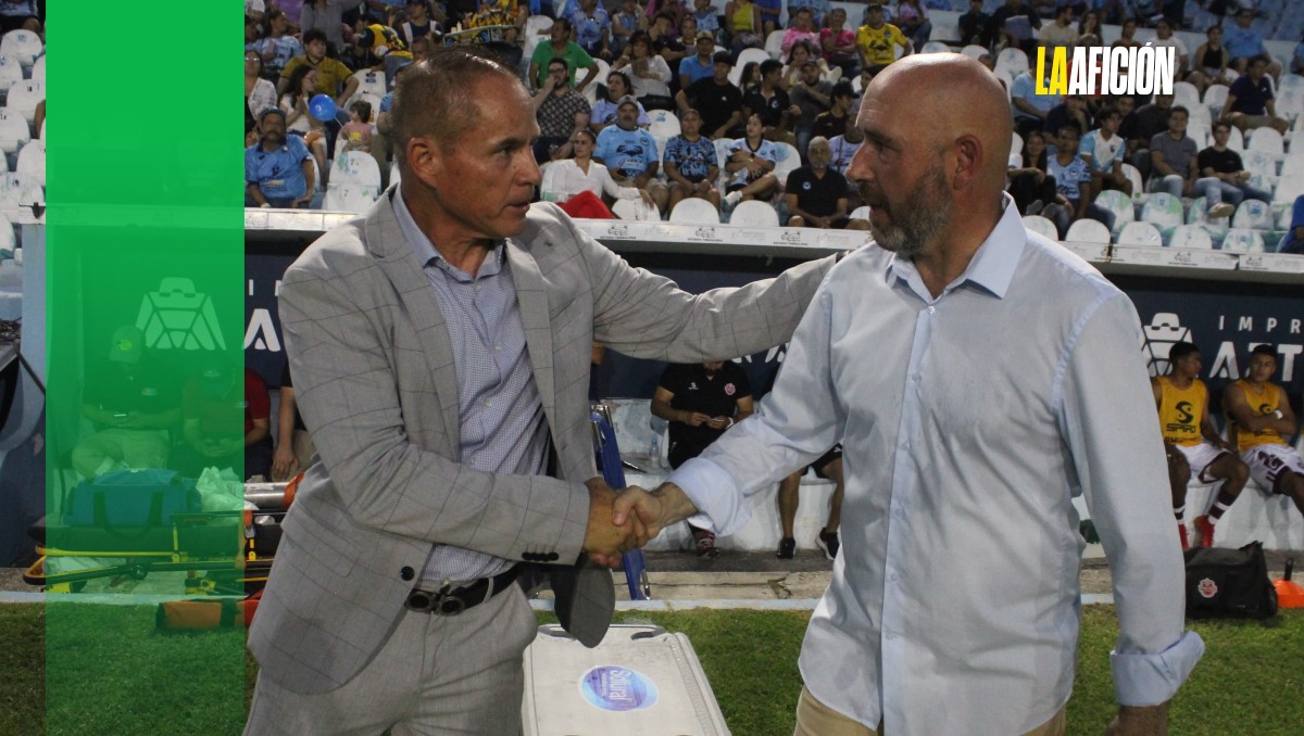 Gastón Obledo, director técnico de la Jaiba Brava, saluda a su homólogo de Mineros de Zacatecas, Ignacio Castro. (Yazmín Sánchez)