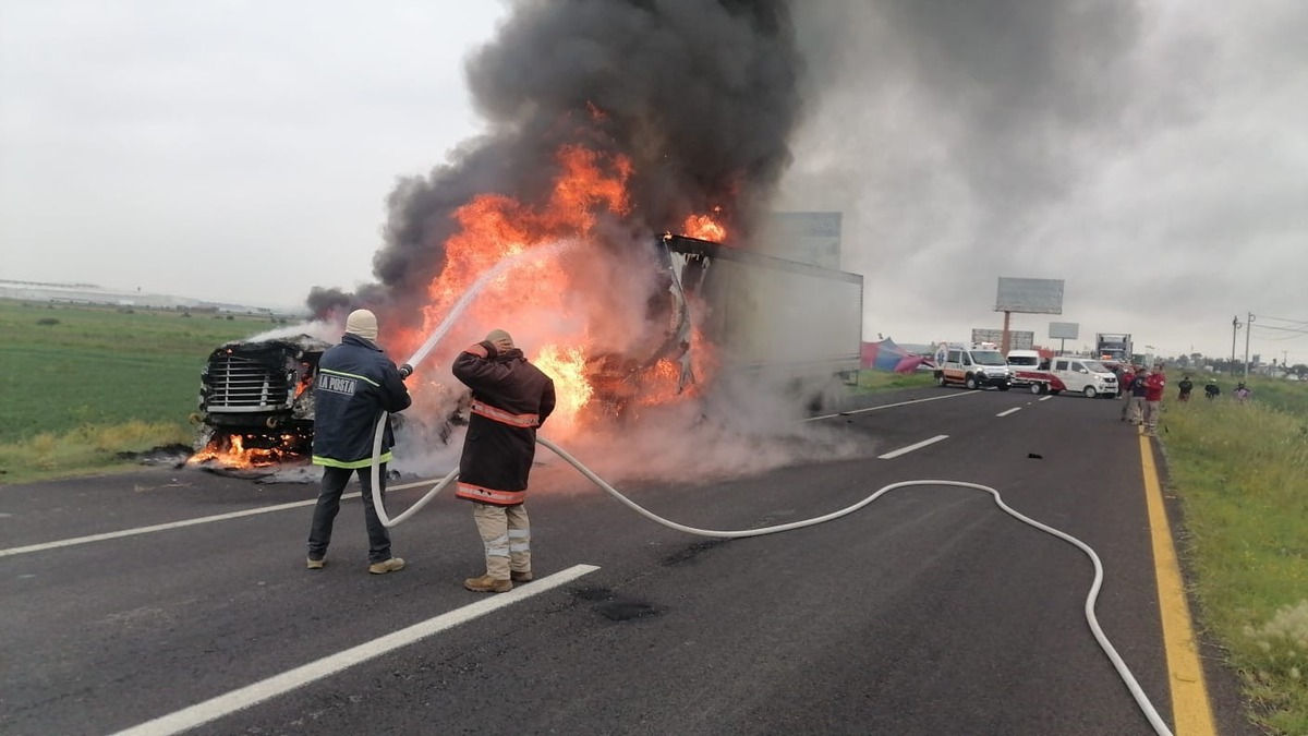 Tráiler se incendia a la altura de Zapotlán de Juárez. (Especial)