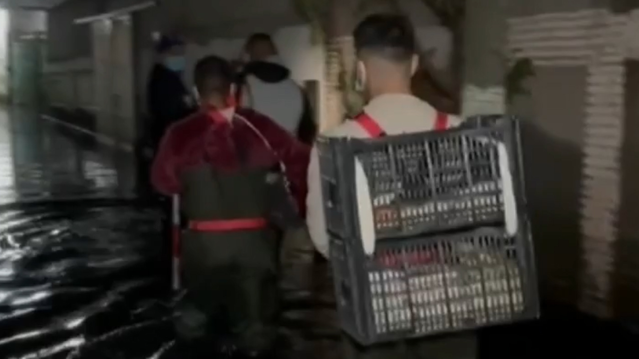 Voluntarios llevan alimentos a familias atrapadas por inundaciones en Chalco