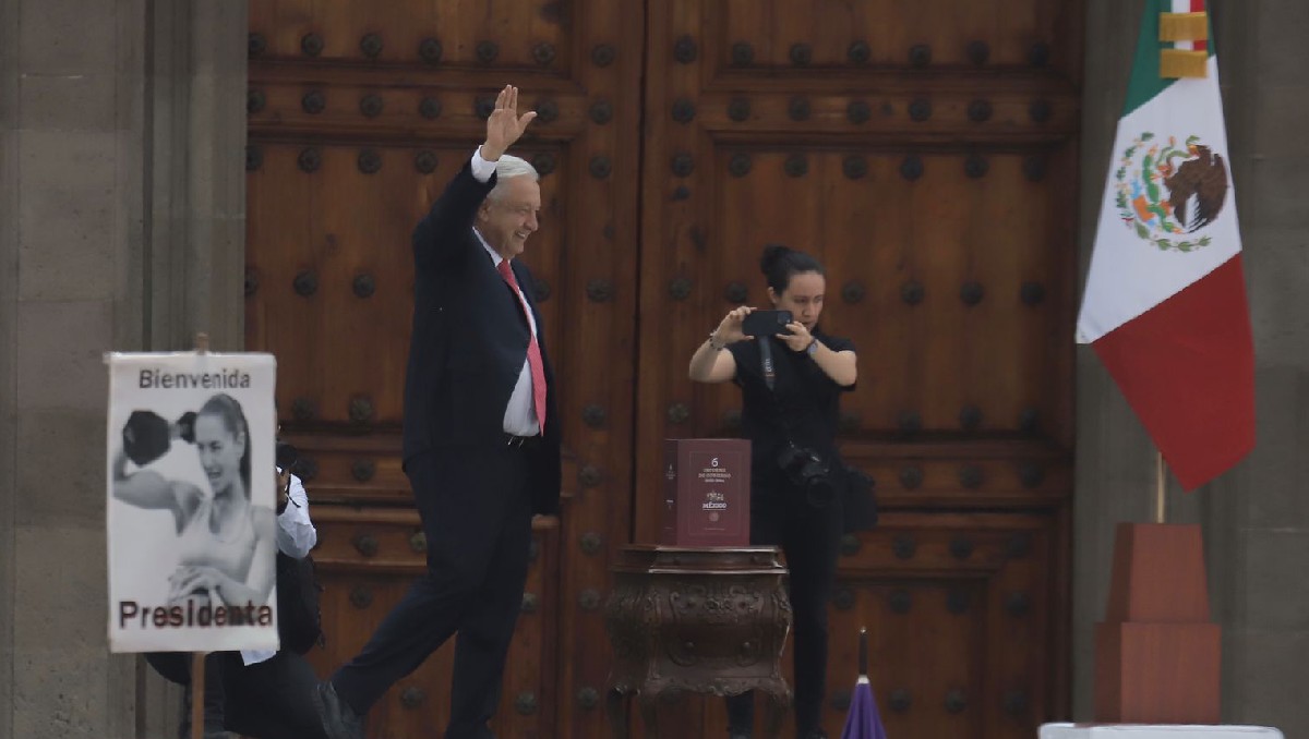 AMLO llega a rendir su informe de gobierno en la plaza del Zócalo. Foto: (Ariel Ojeda)