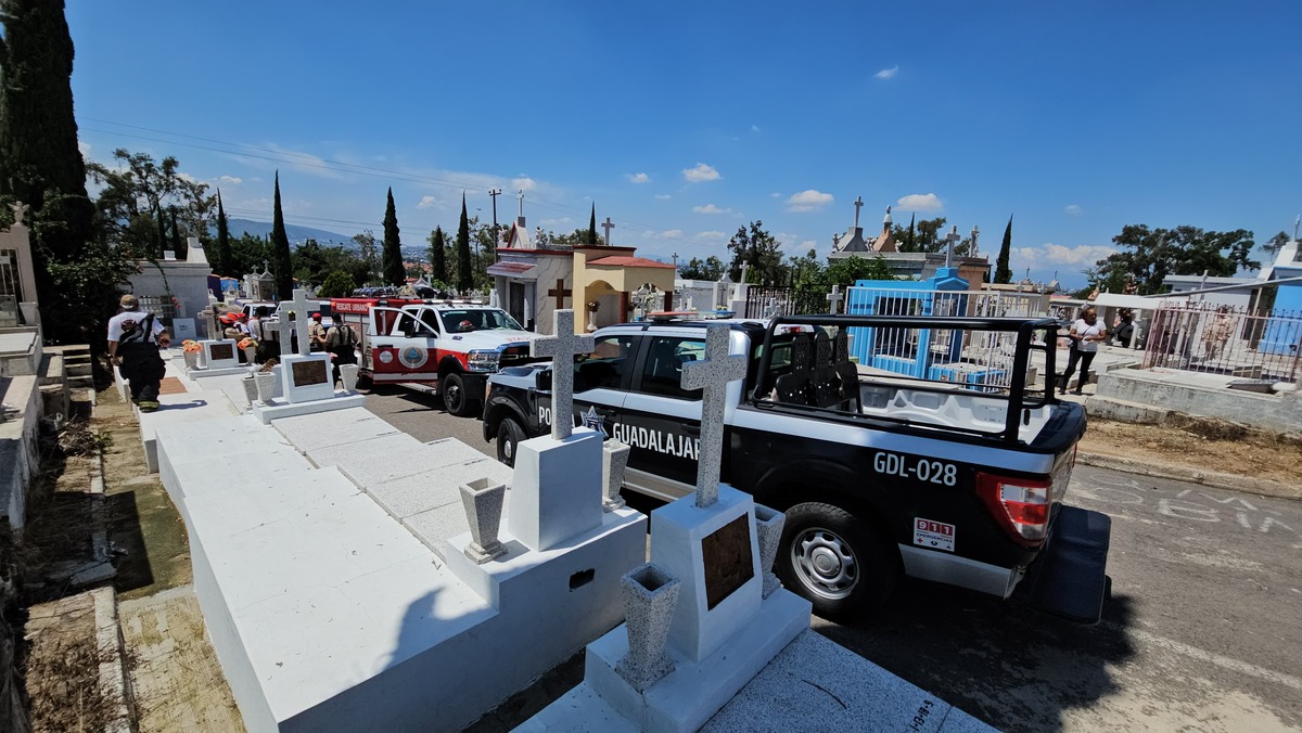 Bomberos rescataron al joven tras caer en la cripta. (Juan Carlos Munguía)