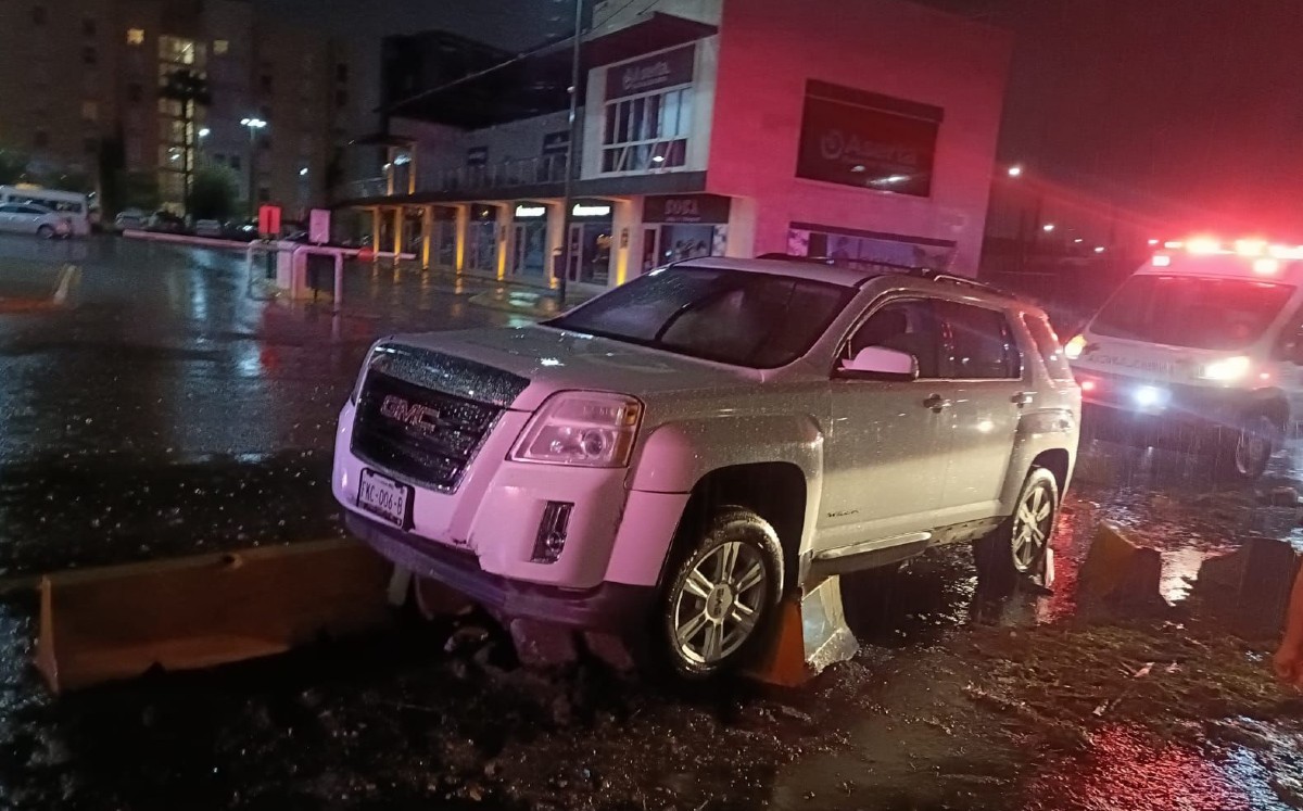 Camioneta choca con ballenas de contención en Torreón. l Especial