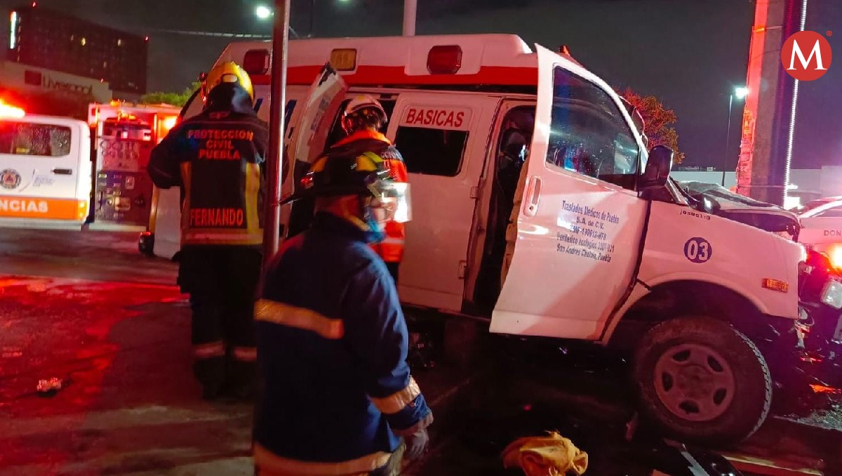 Mueren dos paramédicos tras choque de ambulancia en Puebla | Especial