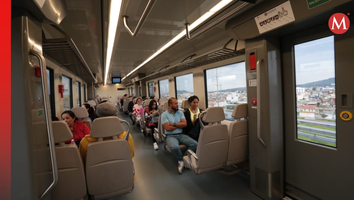 Primeros pasajeros del Tren Interurbano, en su tramo 2, hacia Santa Fe. Foto: (Tania Conterras)