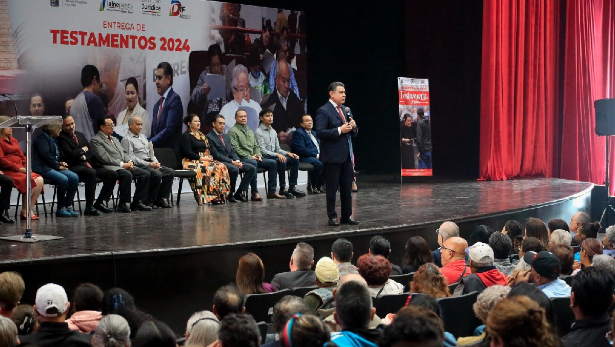 Tony Rodríguez hace la entrega de 500 testamentos en Tlalnepantla. Foto: (Especial)