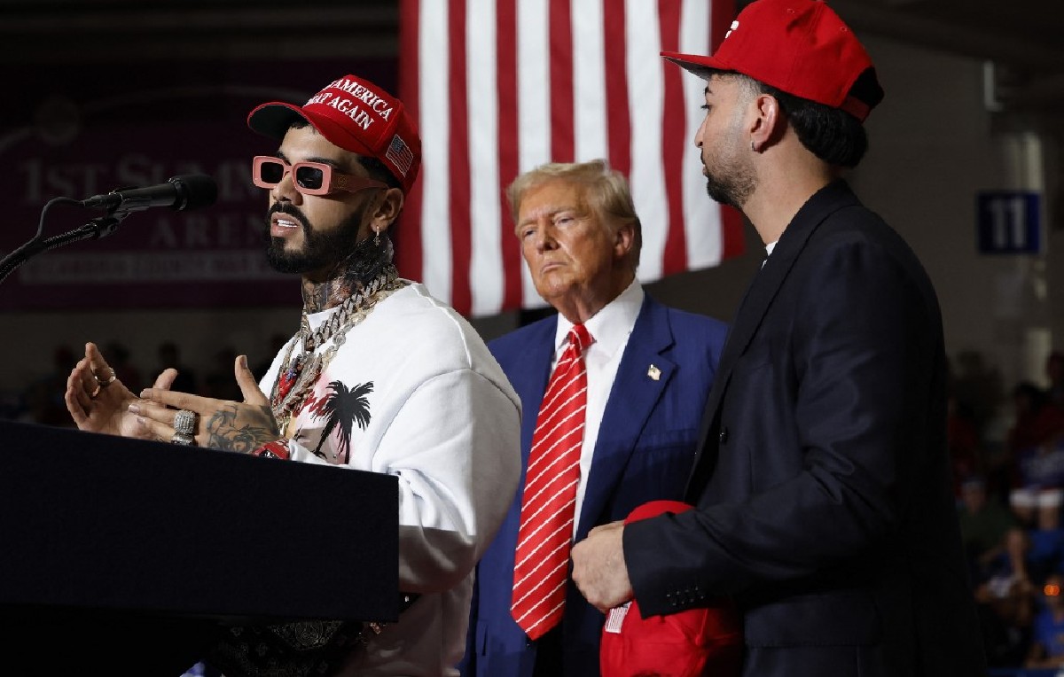 Anuel AA, Justin Quiles y Donald Trump en un acto de campaña en Pensilvania (AFP)