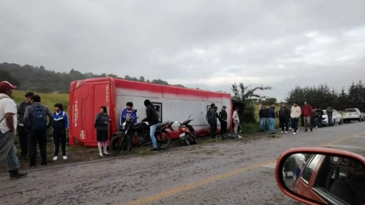 Autobús de pasajeros vuelca en Lerma; se reportan al menos 10 heridos