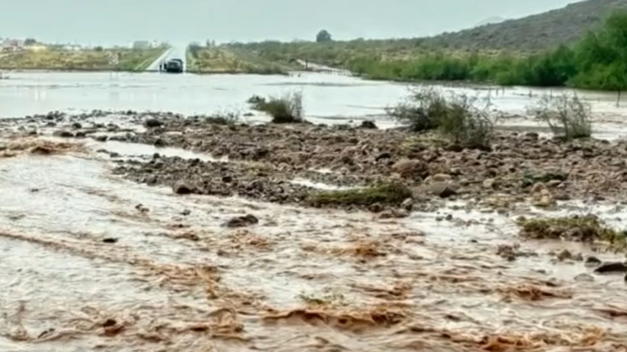 Conductor pierde la vida tras ser arrastrado por las intensas lluvias en Chihuahua
