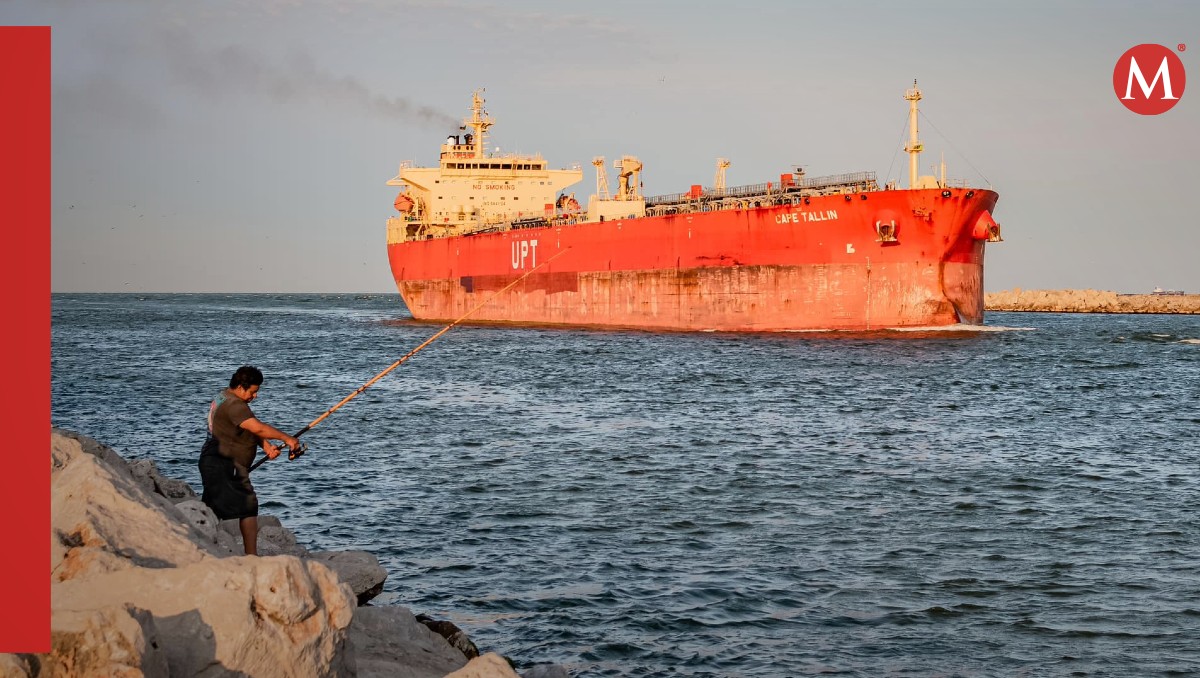 Entrada de un barco al puerto de Tampico por la desembocadura del  río Pánuco.