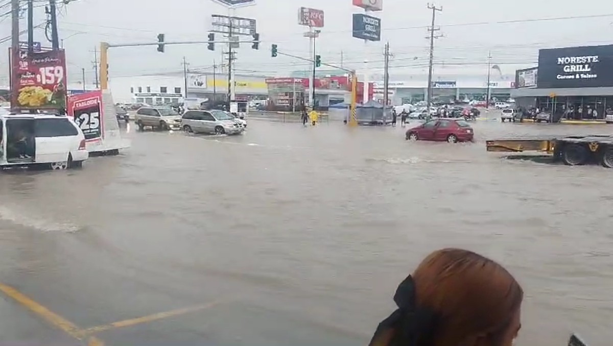Fuertes lluvias causan inundaciones y cierres viales en Juárez, Nuevo León. Foto: Especial