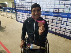 Jesús Hernández presumiendo una de sus medallas en el Campeonato Mundial de Para Natación 2017