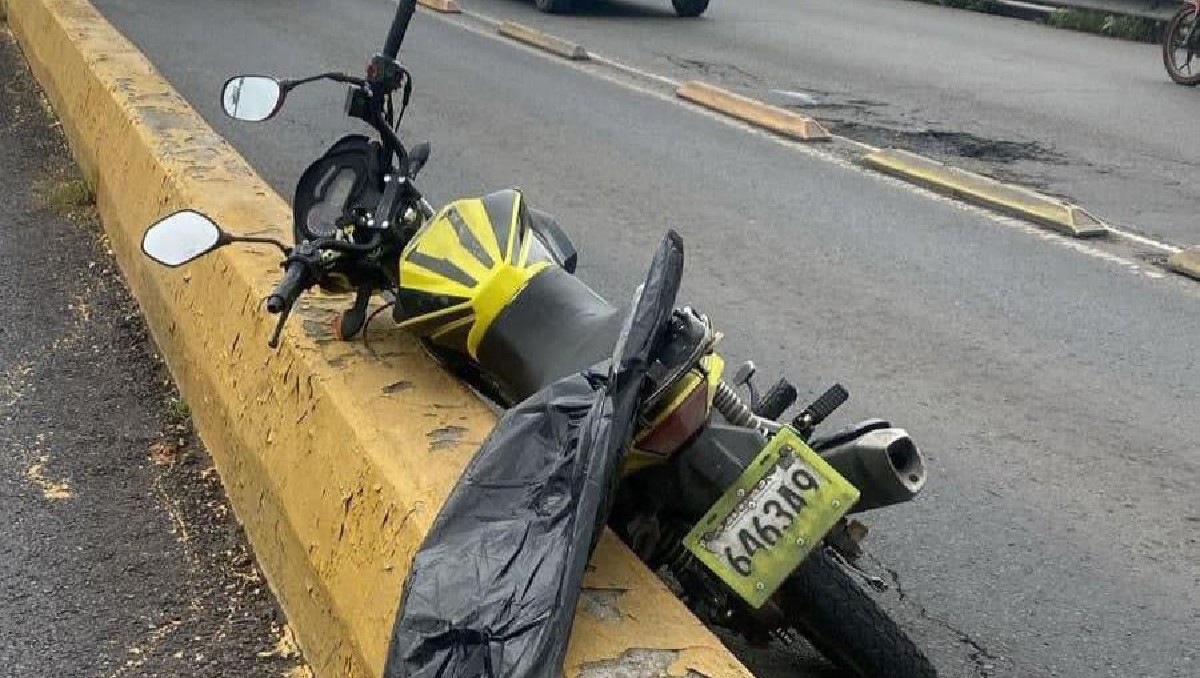 La motocicleta quedó varada sobre el carril del Mexibús de la Línea 2. Foto: (Especial)