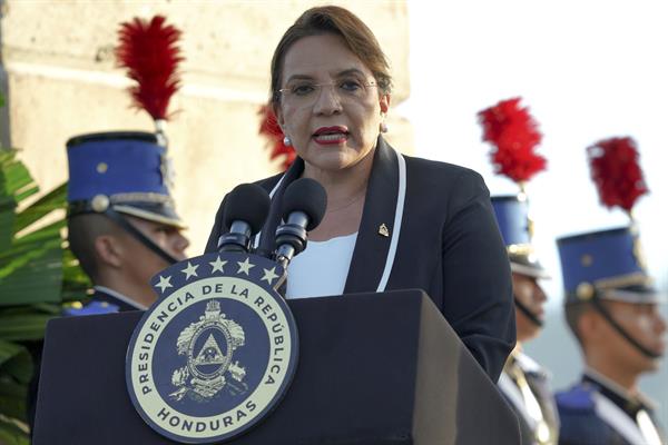 La presidenta de Honduras, Xiomara Castro, habla durante la conmemoración de los 203 años de la independencia de su país | Foto: EFE