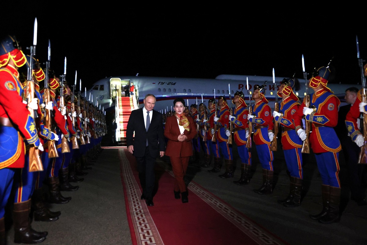 El presidente ruso, Vladímir Putin, asiste a una ceremonia de bienvenida a su llegada a un aeropuerto de Ulán Bator, Mongolia | Foto: EFE